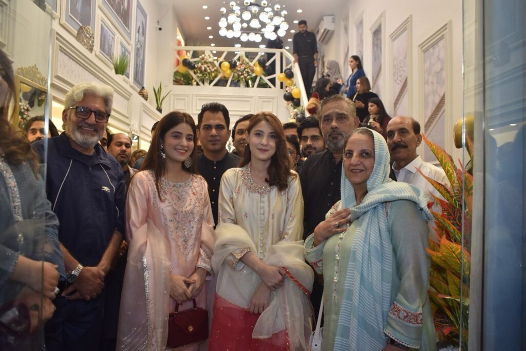 Hina Altaf inaugurating Shamooz’s first stand-alone outlet during the grand launch event in Karachi.