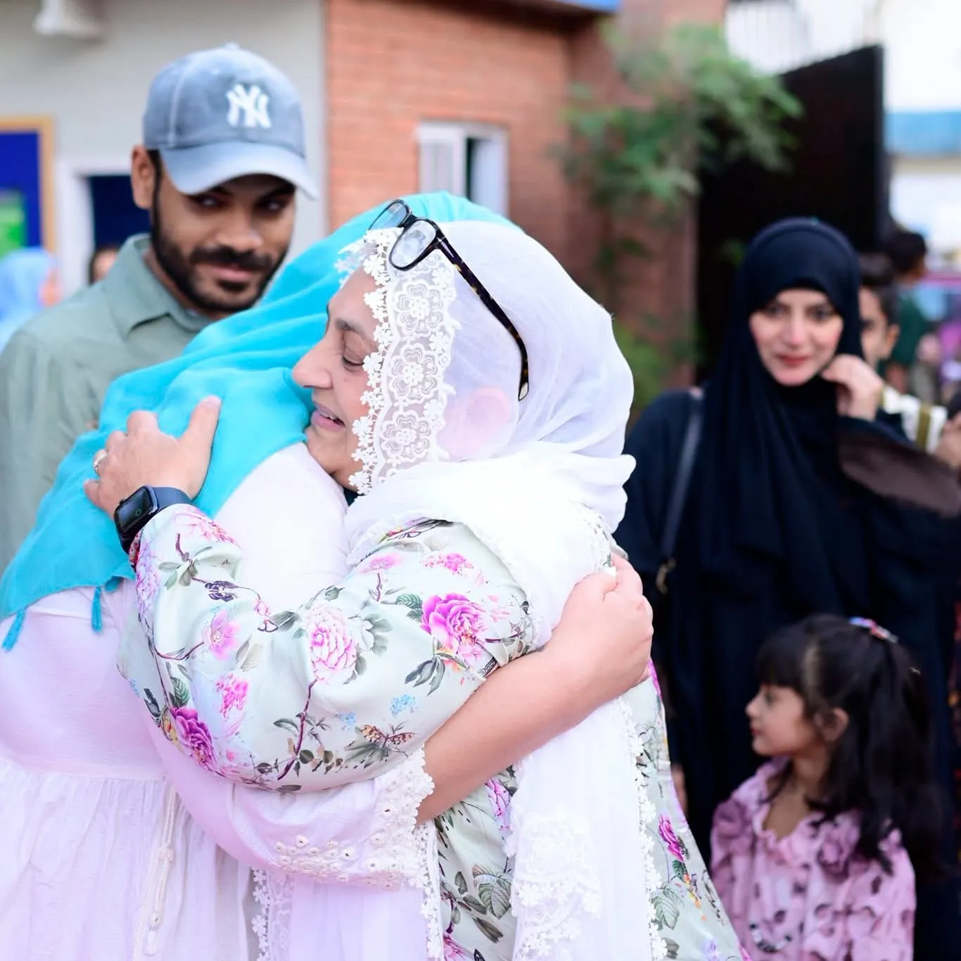 Sabina Khatri warmly greeting a guest during the Shafqat Bhara Iftar at Kiran Foundation’s Lyari campus.
