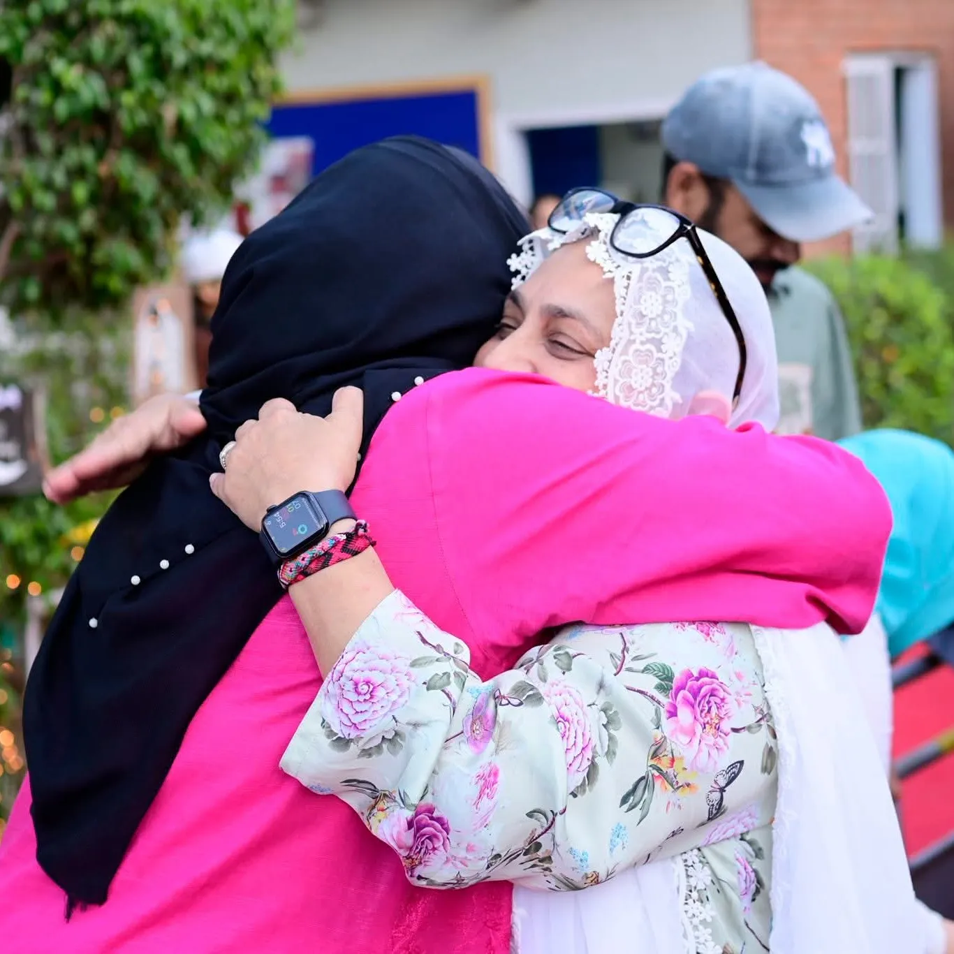 Sabina Khatri embracing a guest during the Shafqat Bhara Iftar hosted by Kiran Foundation.